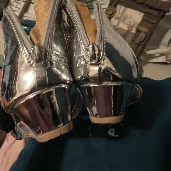 Silver strap sandals. Size 8. - Picture 7 of 8